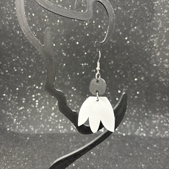 The Frame Curve Earrings - Picture 4 of 4